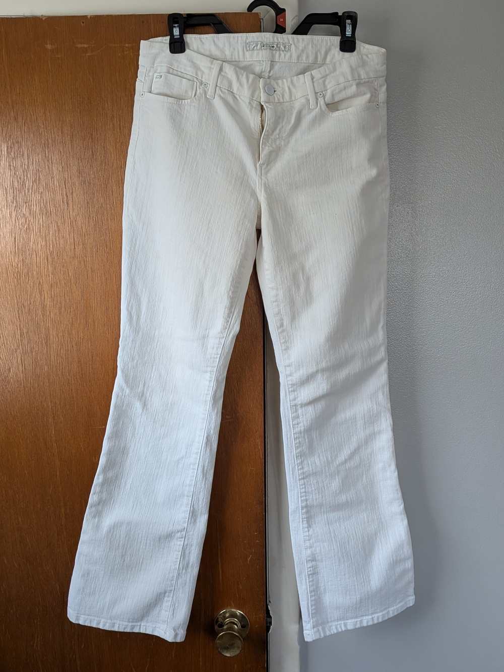 Joe's White Provacateur Woman's Flared Out Jeans. (W-30)